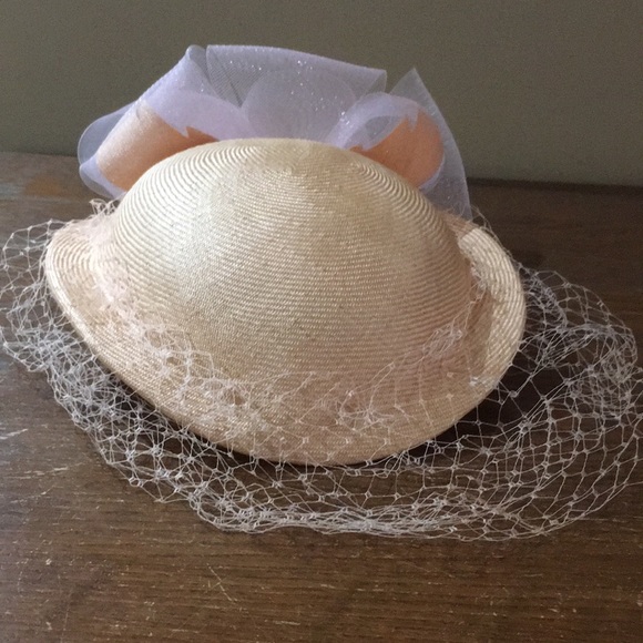 Vintage Formal Wedding Hat - 1970s/80s Peach Hat With Netting Tulle & Bow - Picture 6 of 6